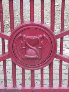 Nunhead winged hourglass